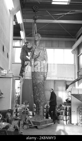 Oslo 19720805: Sculptor Nils Aas during his work on the monument to King Haakon. The monument should be ready for his 100th birthday for his birth. In 1971, the City Council decided to go for the location in Haakon VII`s GT. in June 7th place. Here, the sculpture is raised to be brought to June 7th place. Nils Aas (t.h.) in the picture. Photo: Ivar Aaserud / Current / NTB Stock Photo